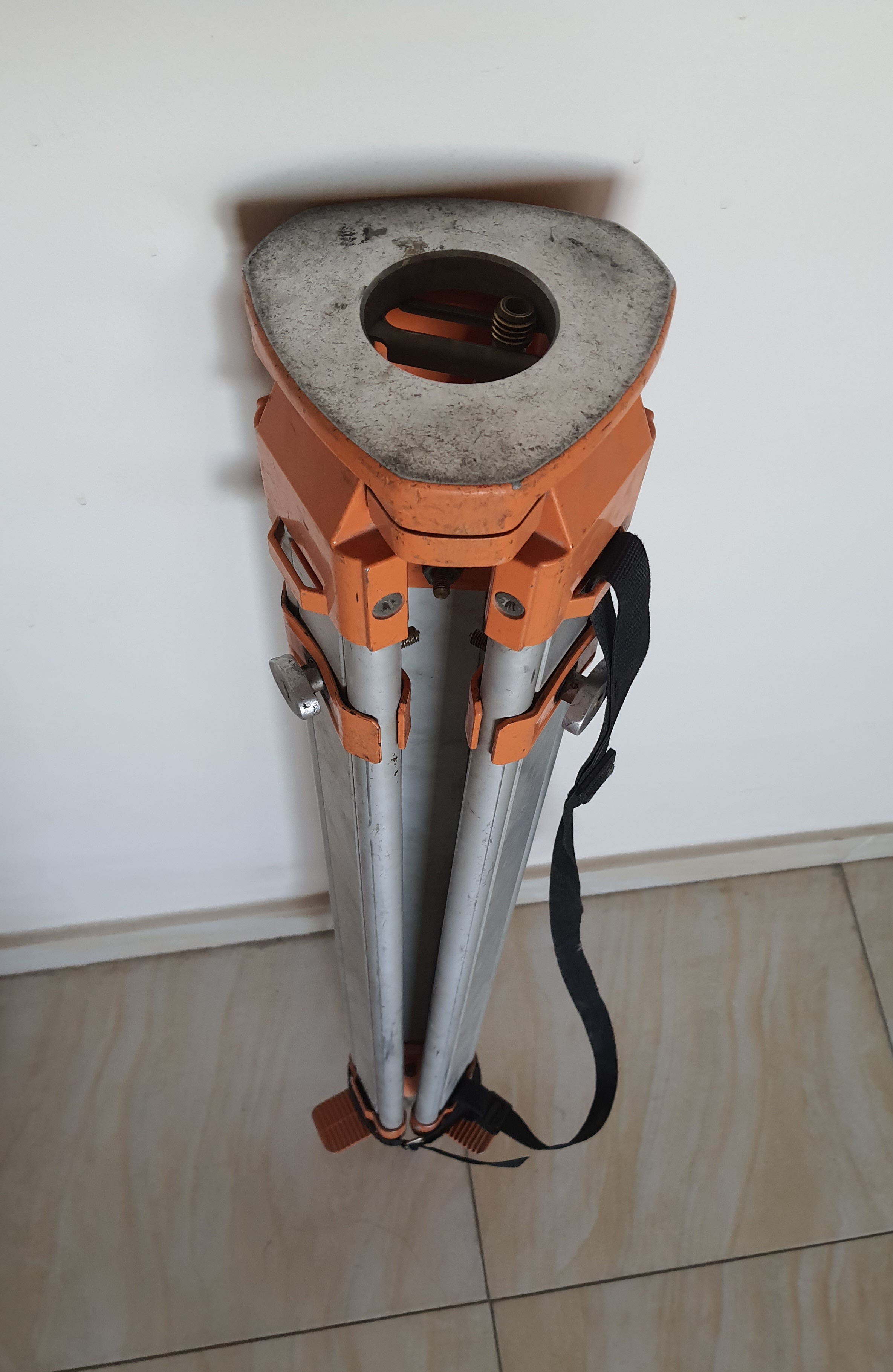 حامل المونيوم يصلح للميزان او التوتال استيشن